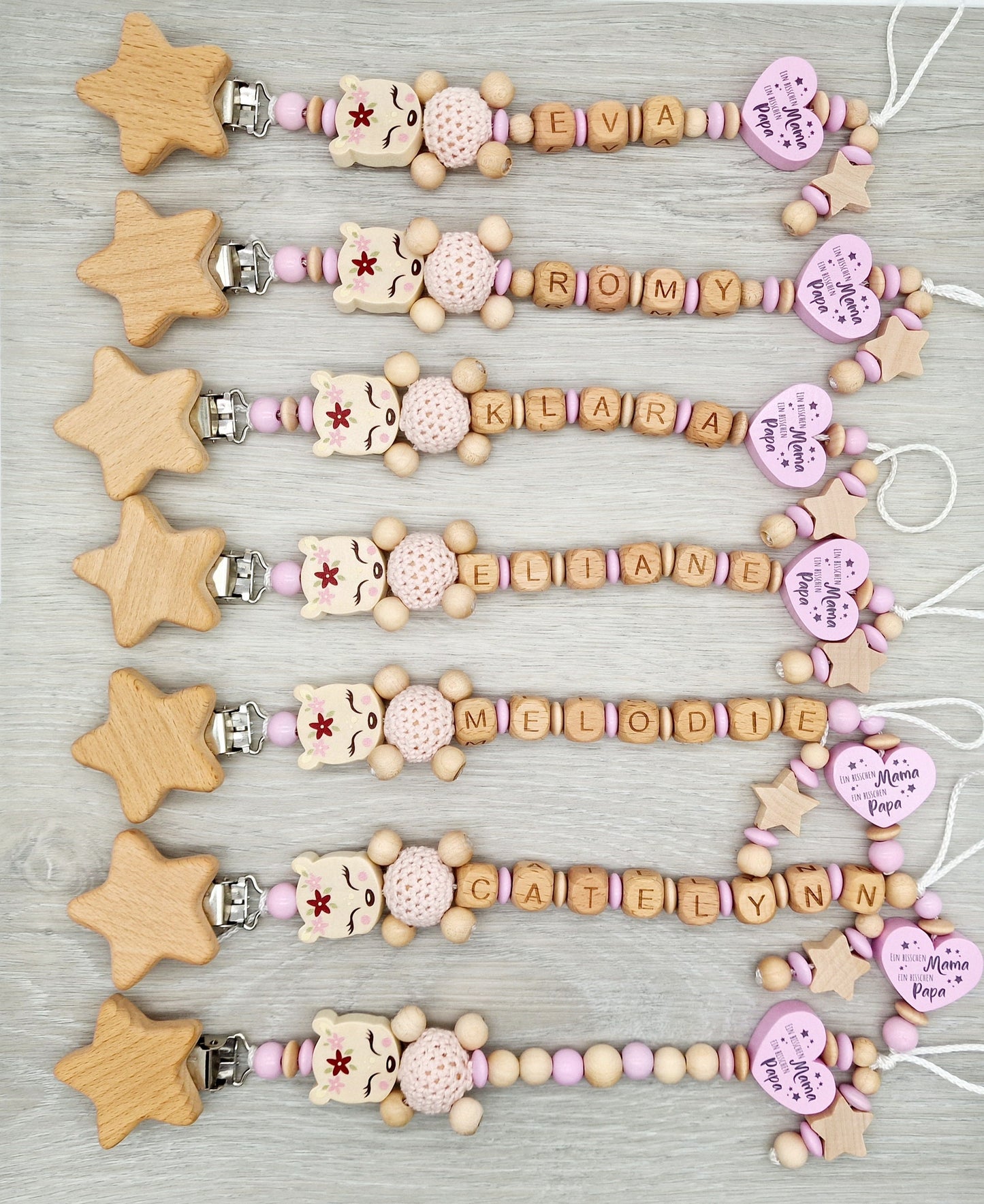 Schnullerkette mit Namen Reh Herz mit Spruch, Ein bisschen Mama, ein bisschen Papa und ganz viel Wunder, Geschenk zur Geburt Holz Blush