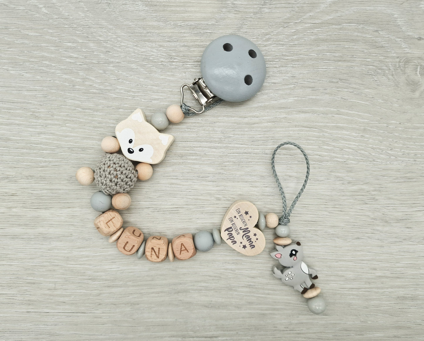 Schnullerkette mit Namen Reh Herz mit Spruch, Ein bisschen Mama, ein bisschen Papa und ganz viel Wunder, Geschenk zur Geburt