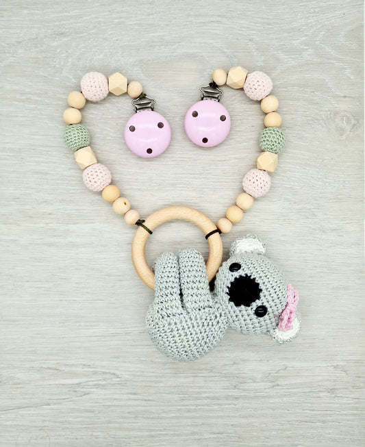 Koala Einhorn Regenbogen gehäkelt Rassel Kinderwagenkette mit Namen Geschenk zur Geburt Mädchen Junge