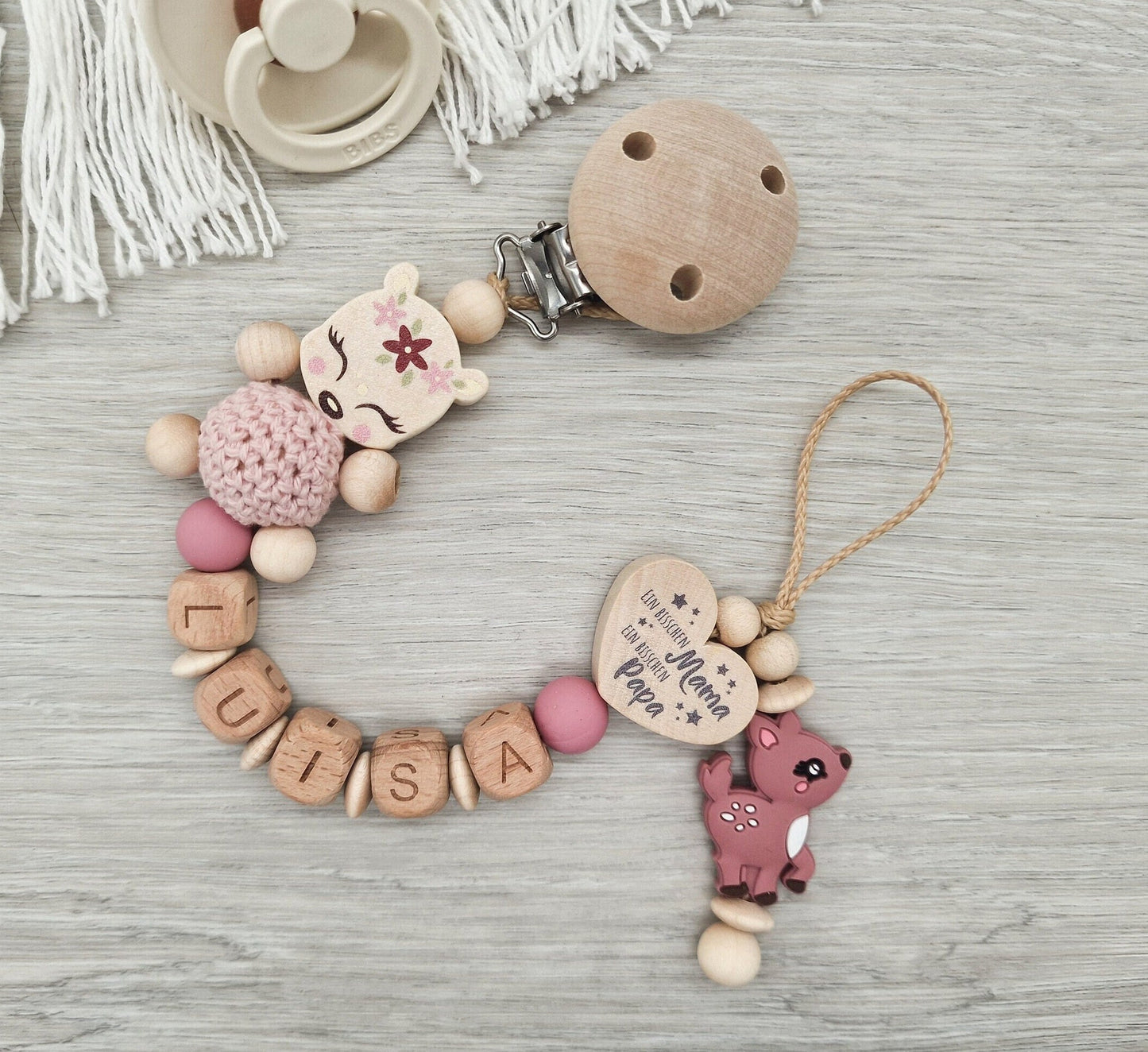 Schnullerkette mit Namen Reh Herz mit Spruch, Ein bisschen Mama, ein bisschen Papa und ganz viel Wunder, Geschenk zur Geburt Holz Blush