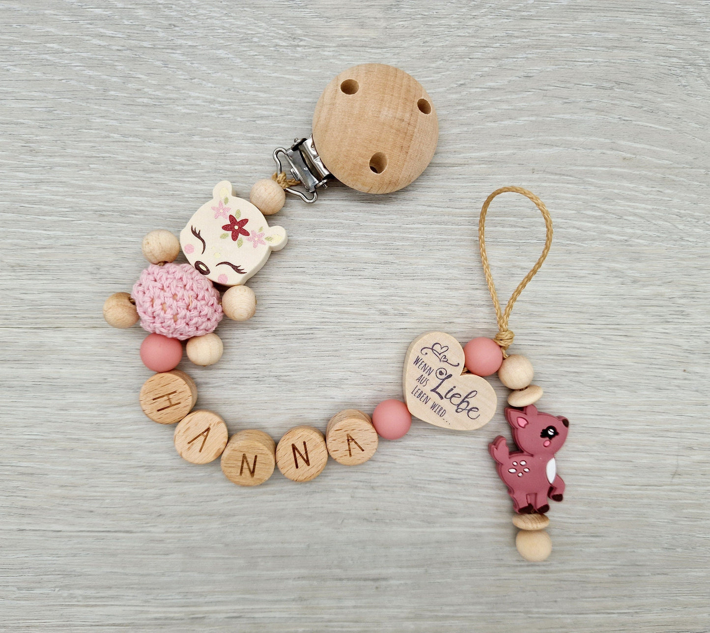 Schnullerkette mit Namen Reh Herz mit Spruch, Ein bisschen Mama, ein bisschen Papa und ganz viel Wunder, Geschenk zur Geburt Holz Blush