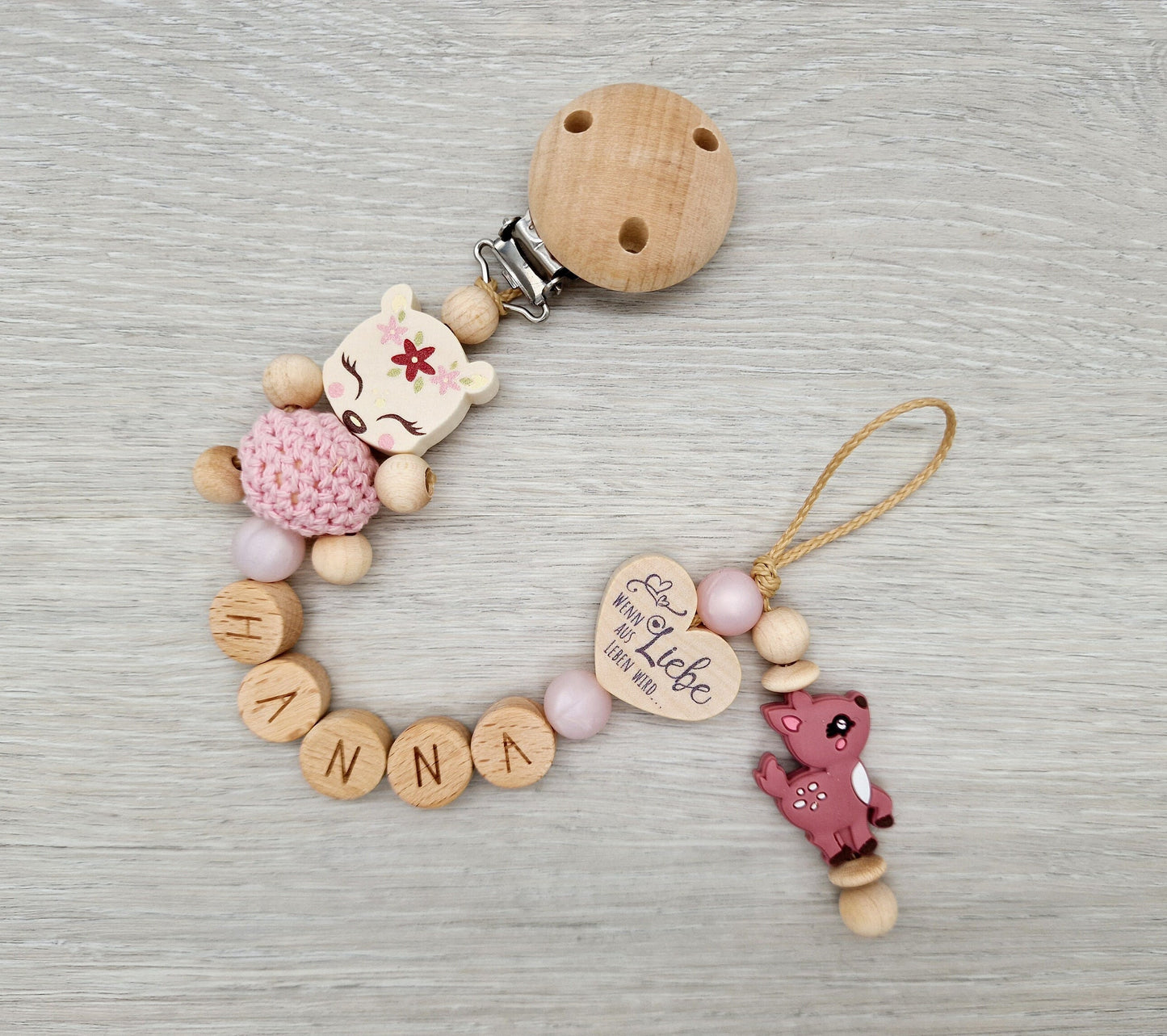 Schnullerkette mit Namen Reh Herz mit Spruch, Ein bisschen Mama, ein bisschen Papa und ganz viel Wunder, Geschenk zur Geburt Holz Blush