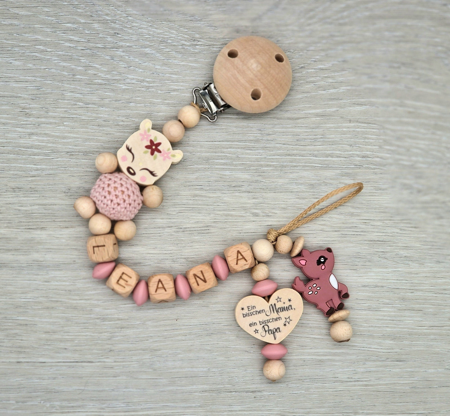 Schnullerkette mit Namen Reh Herz mit Spruch, Ein bisschen Mama, ein bisschen Papa und ganz viel Wunder, Geschenk zur Geburt Holz Blush