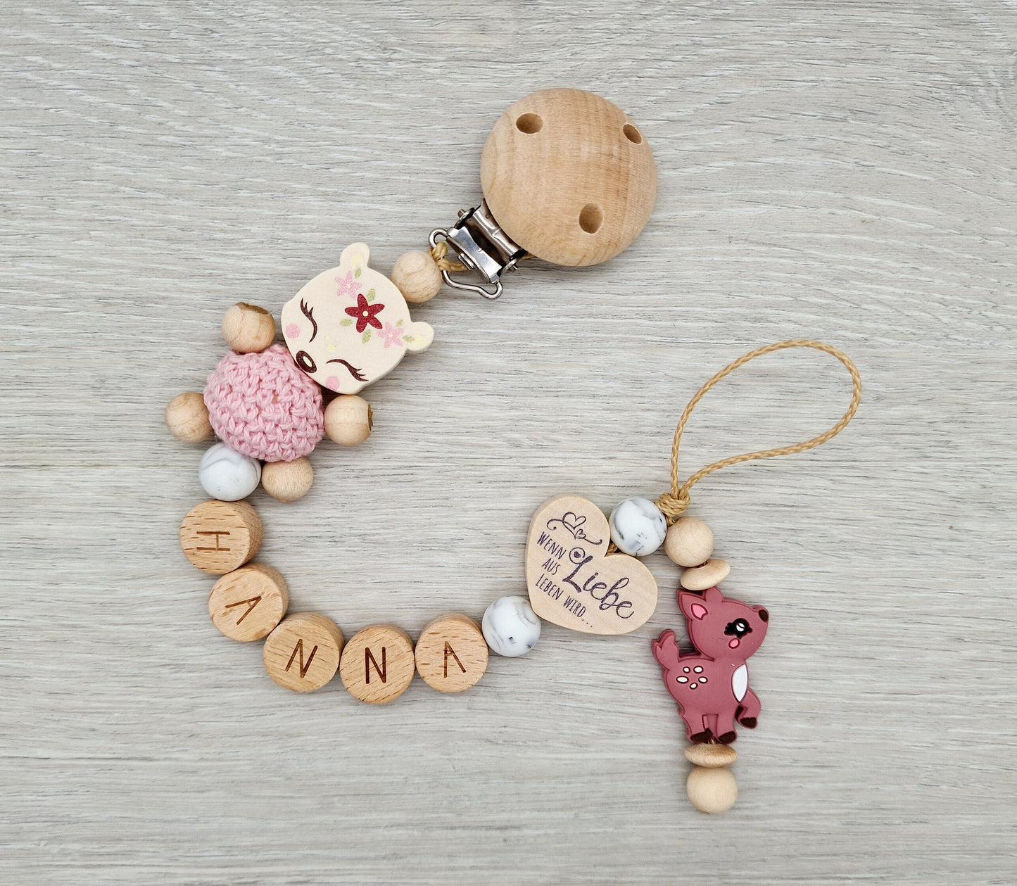 Schnullerkette mit Namen Reh Herz mit Spruch, Ein bisschen Mama, ein bisschen Papa und ganz viel Wunder, Geschenk zur Geburt Holz Blush